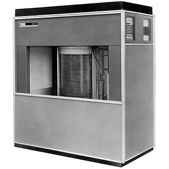 Появление первого накопителя на жестких магнитных дисках - HDD IBM 350 3,5 Мб